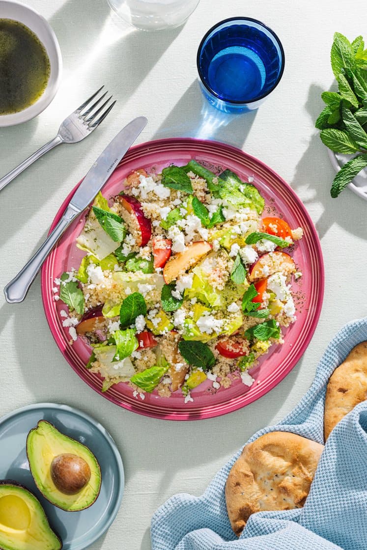 Nektarinsalat med fetaost, avokado og syrlig mynteolje, servert med nystekt nan