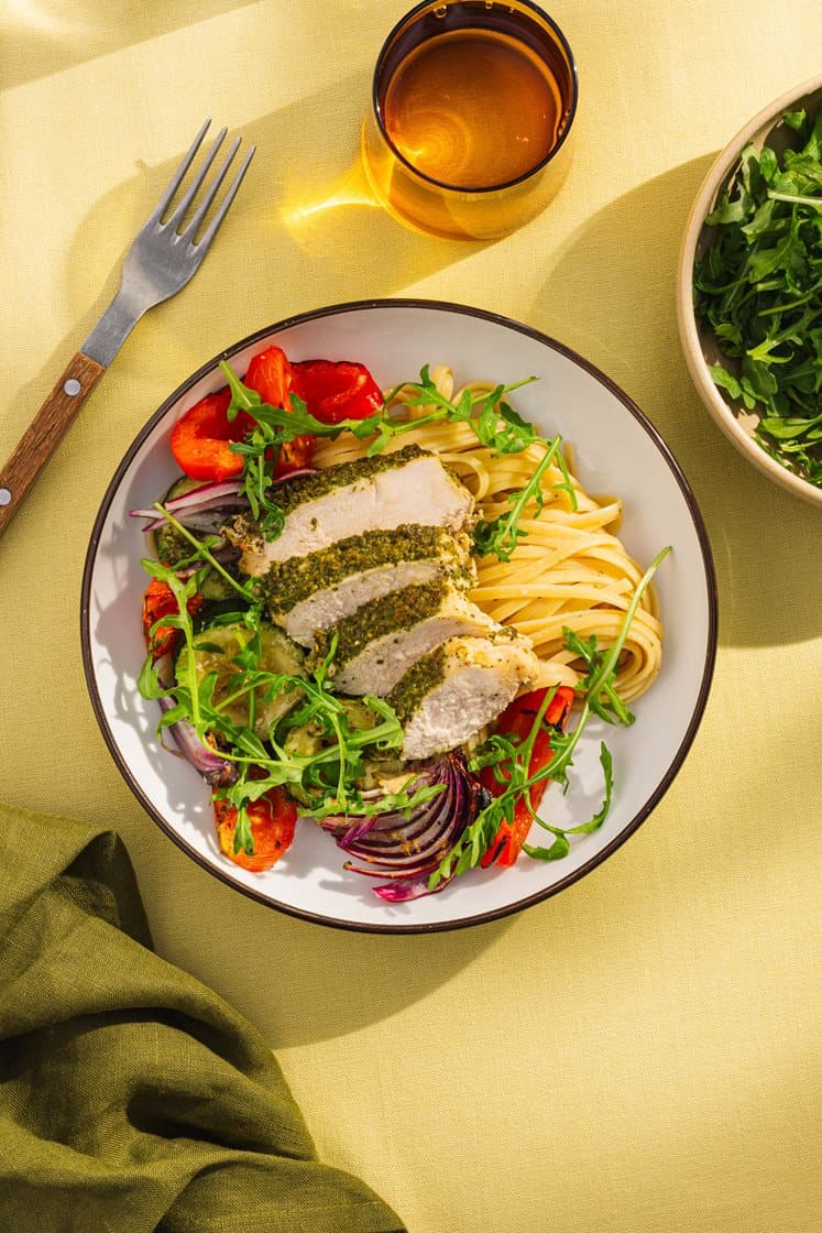 Kylling med pesto, foliegrillede grønnsaker og pasta