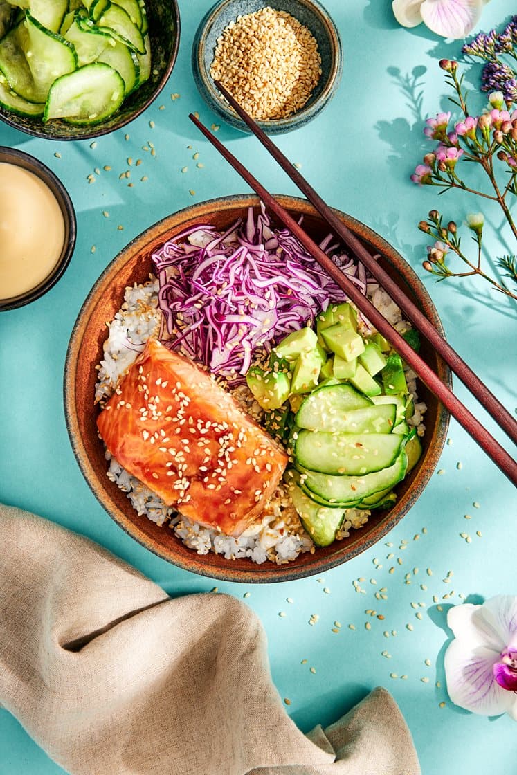 Donburi med ponzubakt laksefilet, ingefærsyltet agurk og avokado