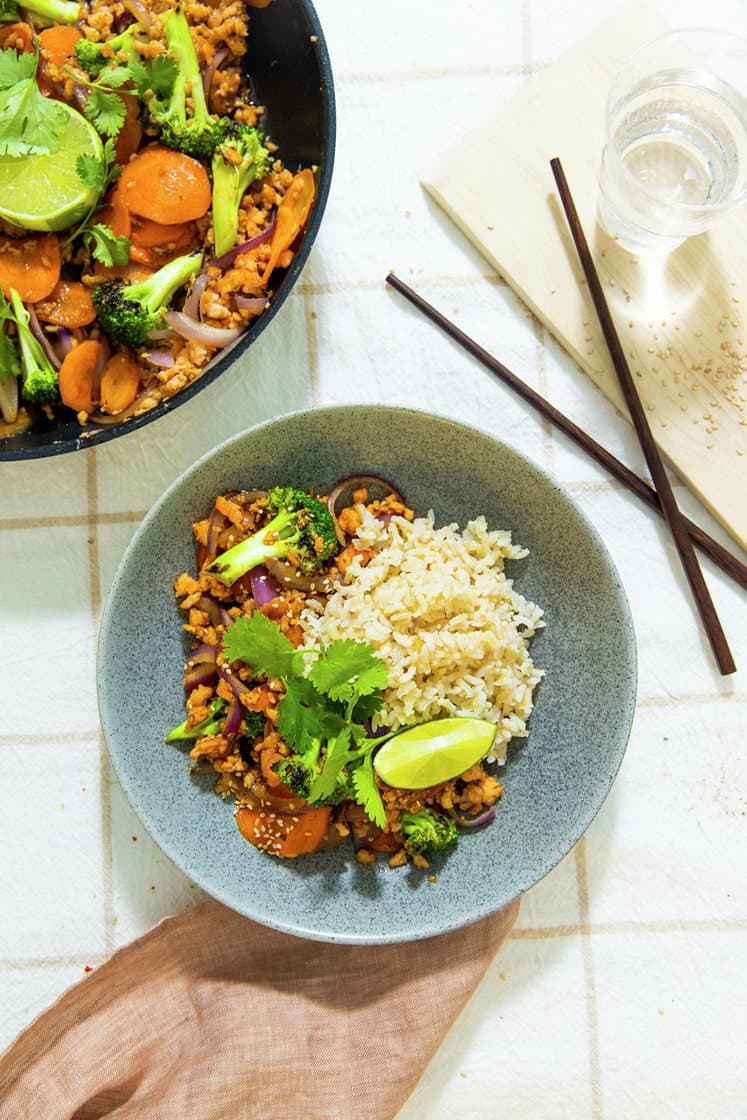 Laksewok med soya og ingefærsaus, brokkoli, lime og fullkornsris