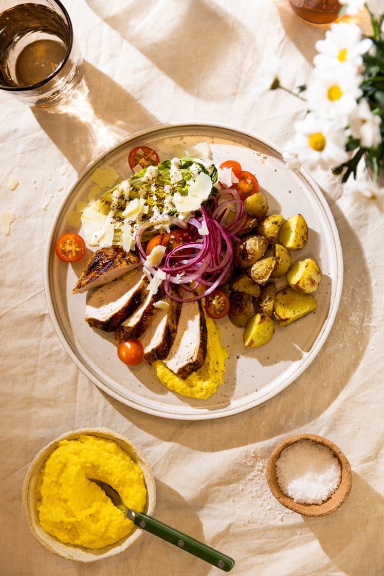 Grillet kyllingbryst med maiskrem, hjertesalat og marinert rødløk
