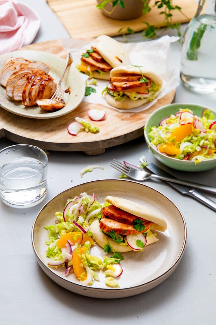 Hoisinkylling i steamed buns med kål-, reddik- og appelsinsalat 