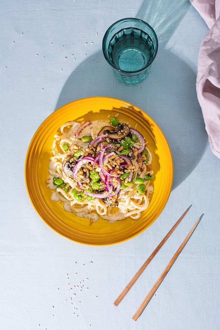Kremede miso nudler med edamamebønner, sopp og peanøtter