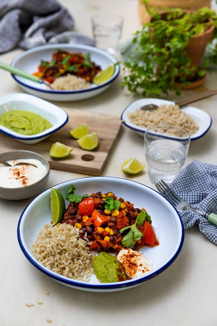 Vegetarisk chili sin carne med fullkornsris, guacamole og koriander 