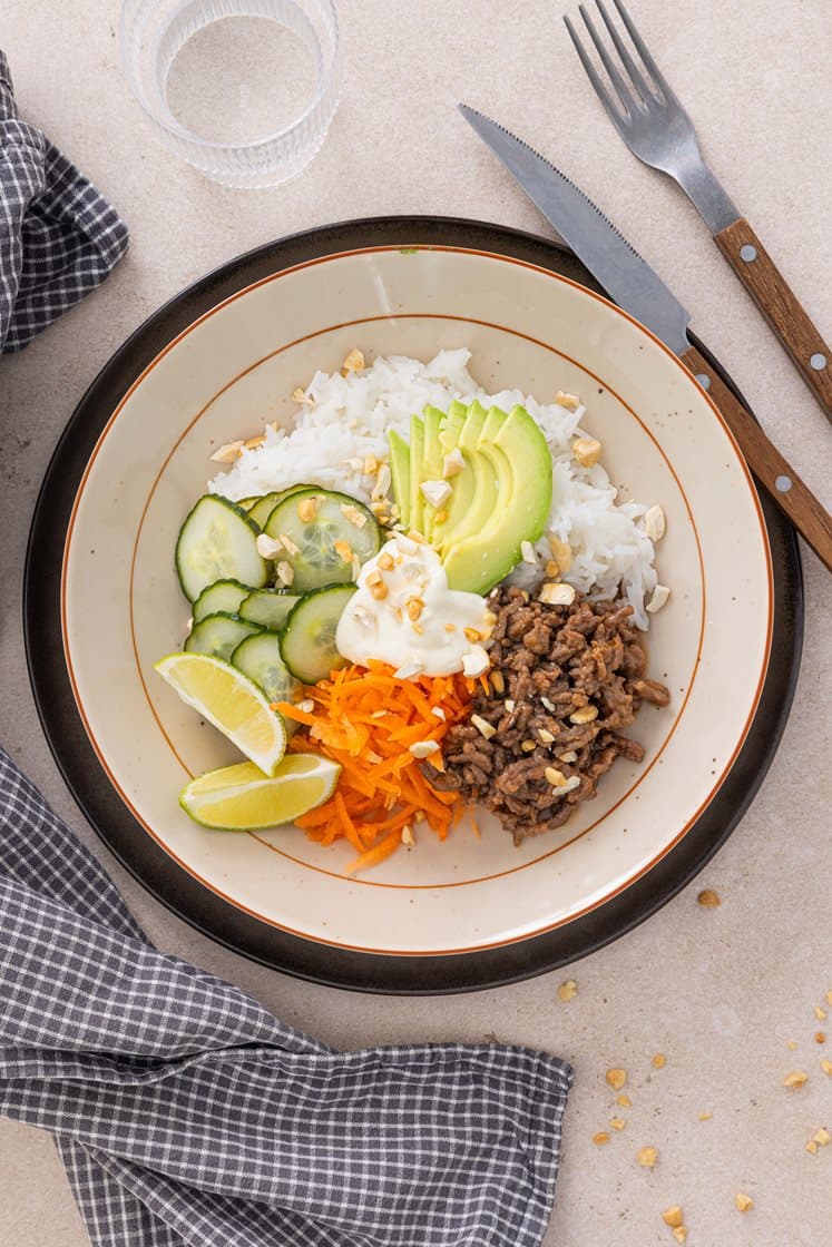 Rice bowl med teriyakistekt kjøttdeig, lettsyltet agurk, avokado, revne gulrøtter og limeaioli