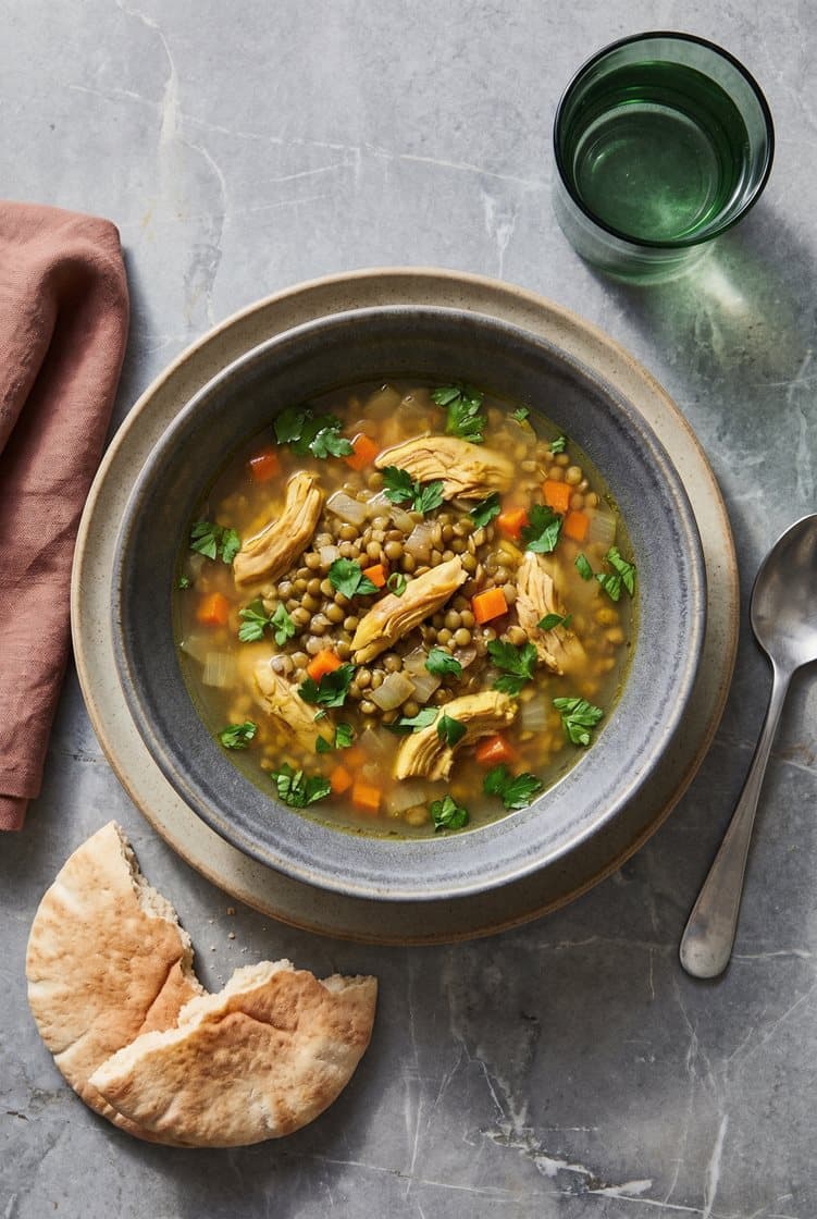 Rask kyllingsuppe med linser, sitron, persille og rustikke multibrød