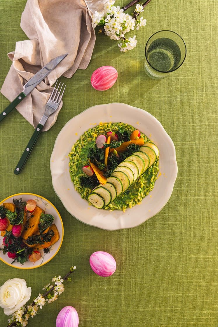 Squashbakt laks med spinatkremet risoni, sprø grønnkål og pannestekte reddiker