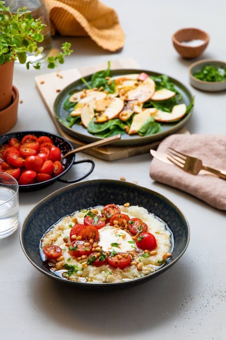 Caprese-risotto med cherrytomater, fersk mozzarella og pinjekjerner