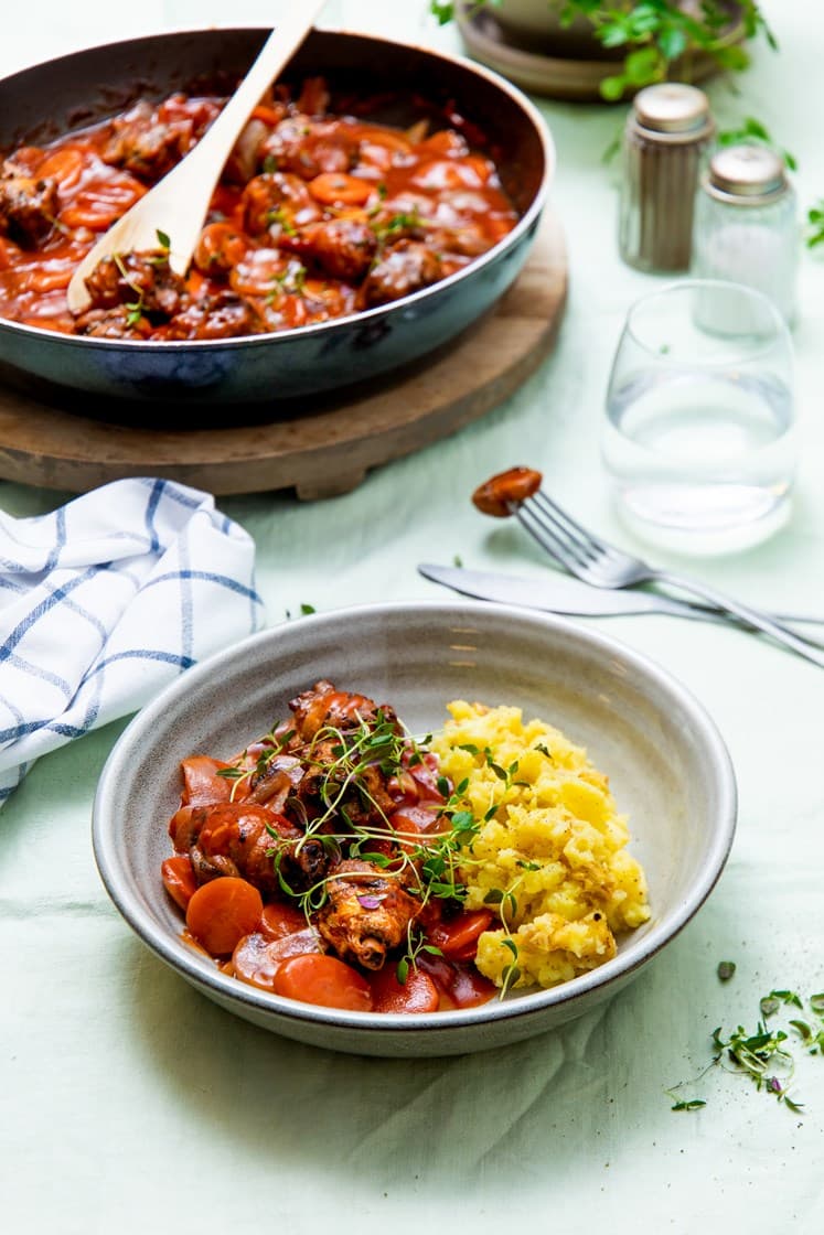 Coq au vin med utbenet kyllinglår og knuste urtepoteter