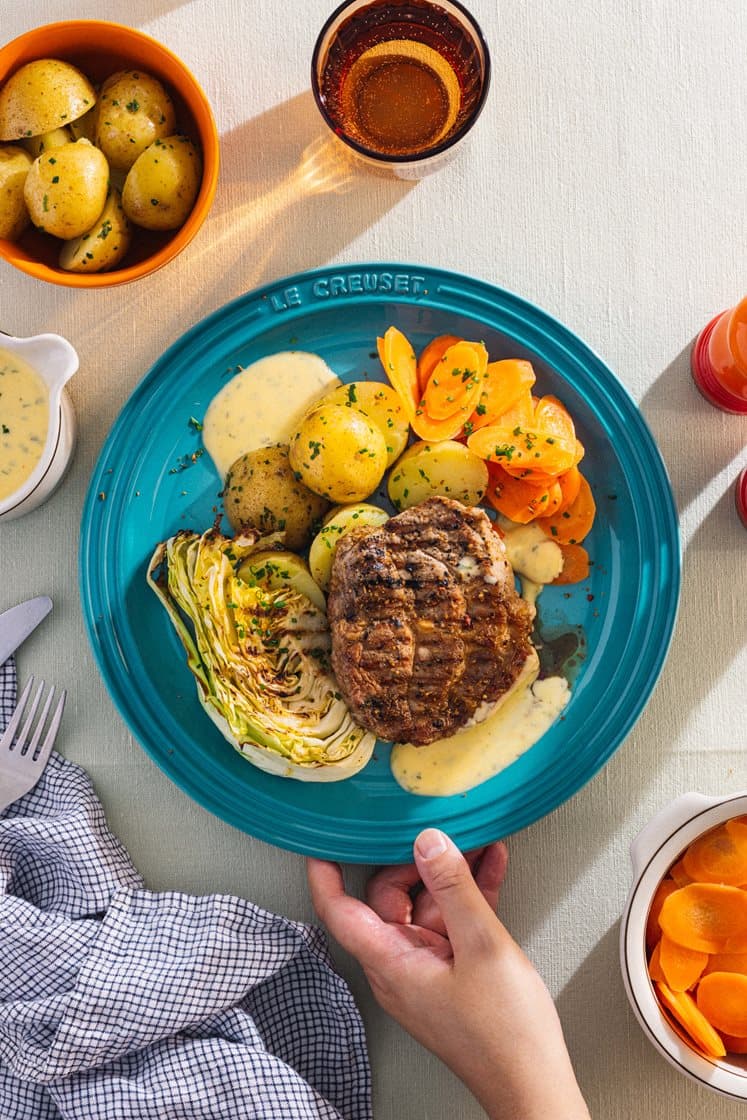 Grillet svinenakke og spisskål med gulrøtter, gressløkpoteter og bearnéssaus