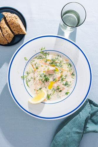 Hjemmelaget fiskesuppe med laks, dill og grove bagetter
