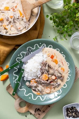 Kremet biffgryte med sopp, grønnsaker og jasminris