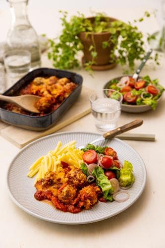 Gratinerte vegetarboller i tomatsaus med pasta og salat
