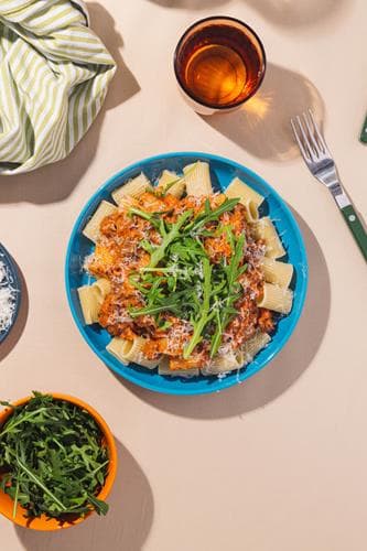 Pastagryte med kremet tomat- og kjøttsaus og ruccolasalat