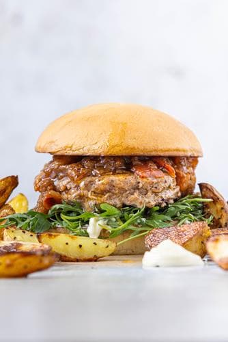 Salsicciaburger med tomatkompott og ruccola, servert med potetbåter og aioli 