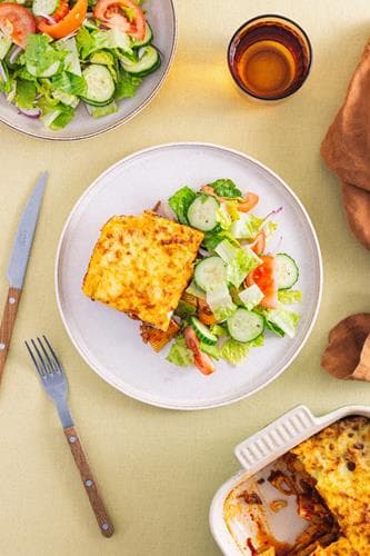 Pastitsio – Gresk ovnsbakt pastaform med kjøttdeig av storfe og får, servert med frisk salat