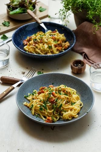 Kremet pasta med tofu, persille og frisk salat