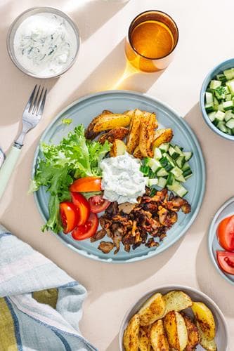 Gyrostallerken med hjemmelaget mild tzatziki og ovnsbakte poteter
