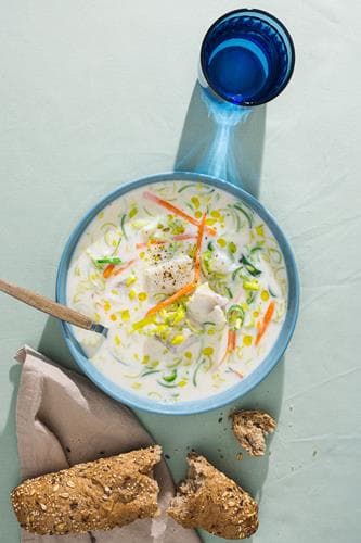 Hjemmelaget fiskesuppe med sei, purre, gulrøtter og grove bagetter