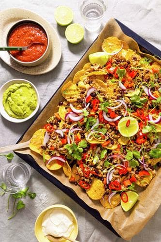 Nachos med kyllingkjøttdeig og svarte bønner, tomatsalsa, guacamole og rømme
