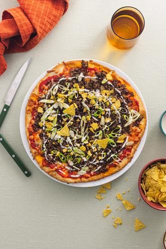 Tex mex-pizza med tortillachips og hvitløksdressing