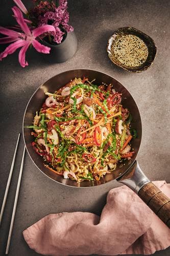 Japchae - Soyamarinerte risnudler med grønnsaker, sesamfrø og reker