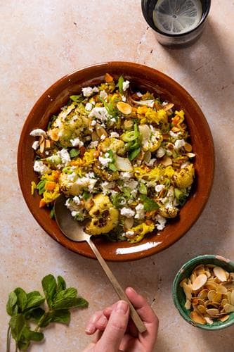 Persisk biryani - krydret ris med ovnsbakt blomkål, fetaost og ristede mandelskiver