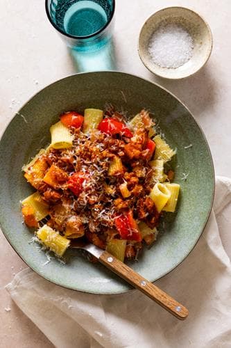 Ragu på langtidskokt bog av storfe med mezze maniche, paprika, spinat og grana padano