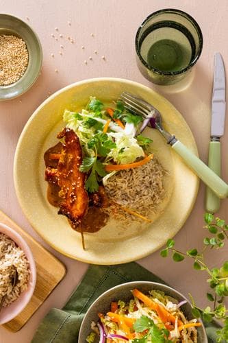 Kylling i sweet chili med fullkornsris og frisk kål- og gulrotsalat 