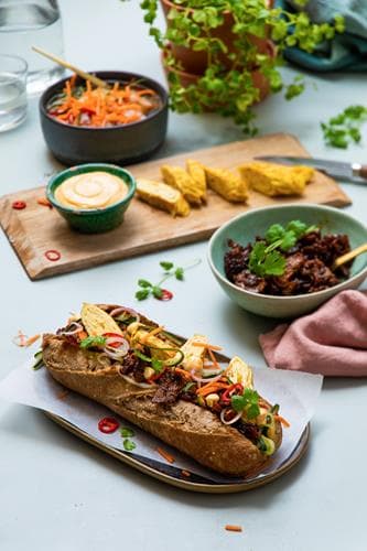 Vietnamesisk inspirert bagett med grillet gyroskjøtt, omelett, syltede grønnsaker og hoisinsaus