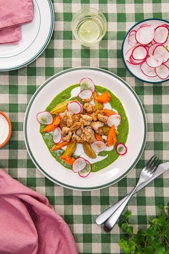 Strimlet ytrefilet av svin med bakte poteter, spicy ertekrem og limebakte gulrøtter