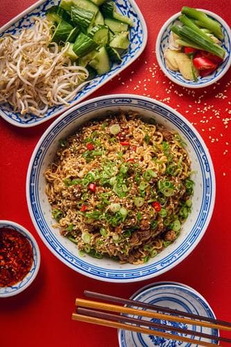 Zhajiangmian - Nudelwok med svinedeig, zhajingsaus og bønnespirer