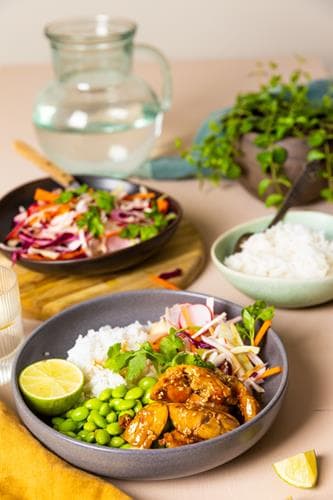Kylling i soya- og ingefærsaus med asiatisk coleslaw og ris