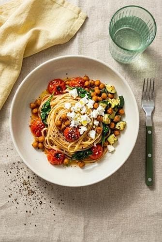 Pasta med ovnsbakte cherrytomater i ajvarsaus, sprø kikerter og fetaost