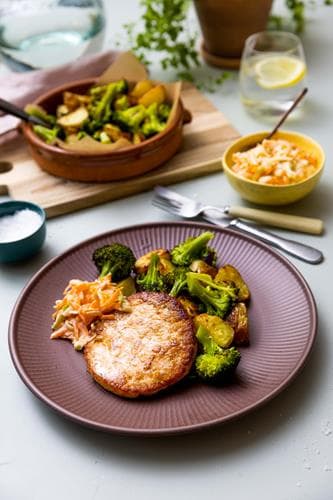 Lakseburger med eple- og gulrot-tzatziki, ovnsbakte poteter og brokkoli 