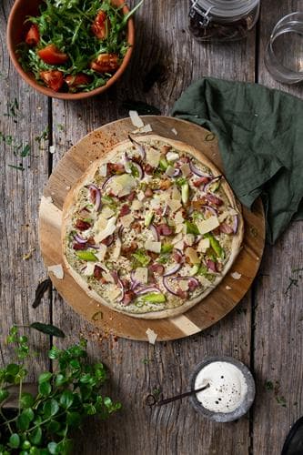 Flammkuchen - Pizza med hvit urtesaus, bacon, løk, og tomat- og ruccolasalat