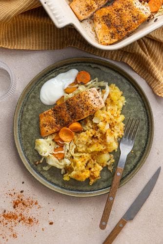 Sitruskrydret laksefilet og knuste chilipoteter, med grønnsaker og yoghurt