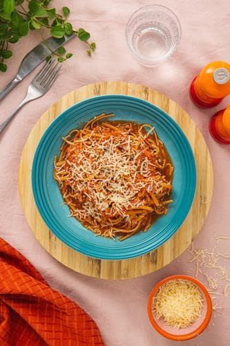 One pot-pasta av fullkorn, med kjøttsaus og Grana Padano