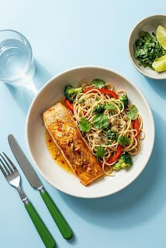Krydderstekt laks med asiatisk nudelsalat og koriander