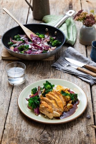 Kyllingbryst med ovnsbakt sellerirot, rosettkål og rødvinssaus 