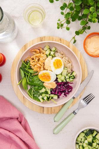 Rekebowl med ingefærsyltet rødkål, kokt egg, fullkornsris og chilimajones