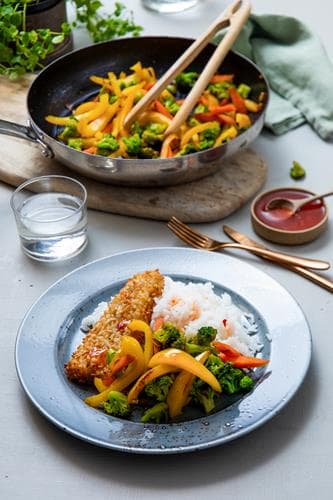 Sprøbakt torsk med pannestekte grønnsaker, ris og søt chilisaus