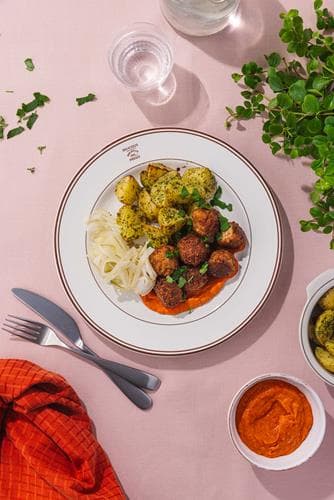 Kjøttboller med grønnsaker, paprika- og løkkrem, syltet fennikel og bakte poteter