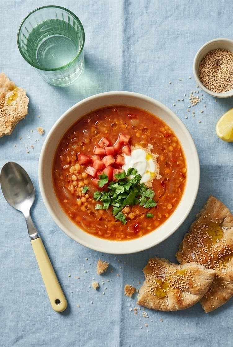 Marrokansk linsesuppe med sesambrød, rømme og koriander