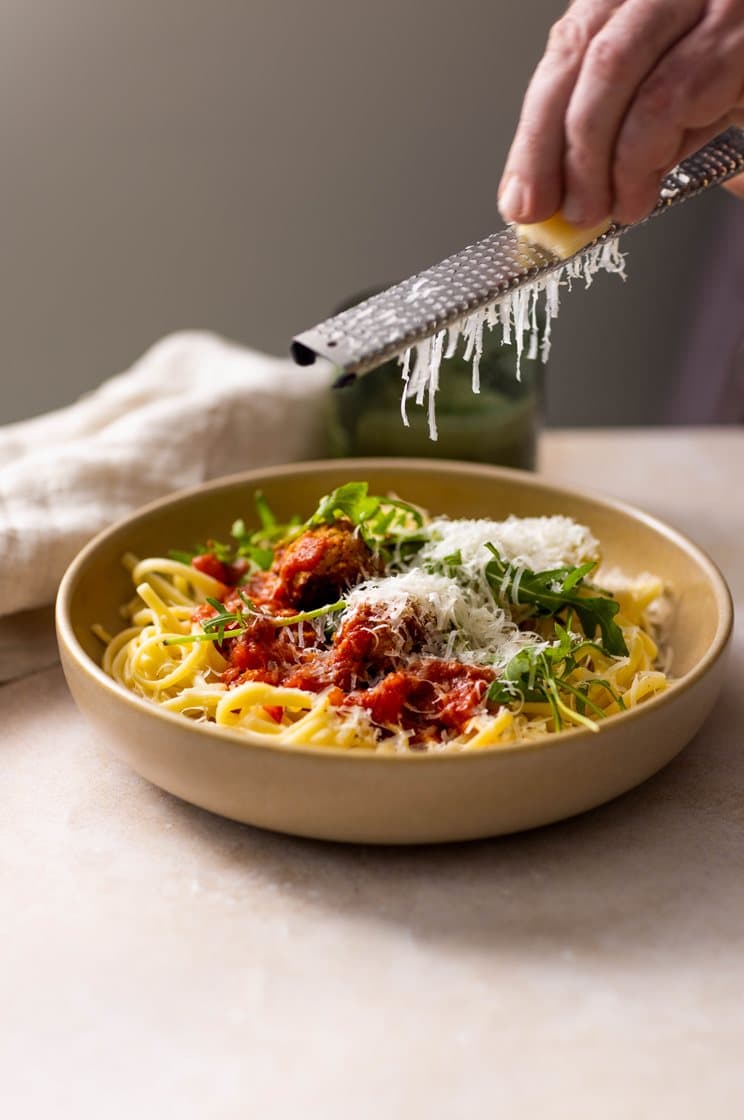 Salsicciakjøttboller i tomat- og paprikasaus med pasta, ruccola og Grana Padano