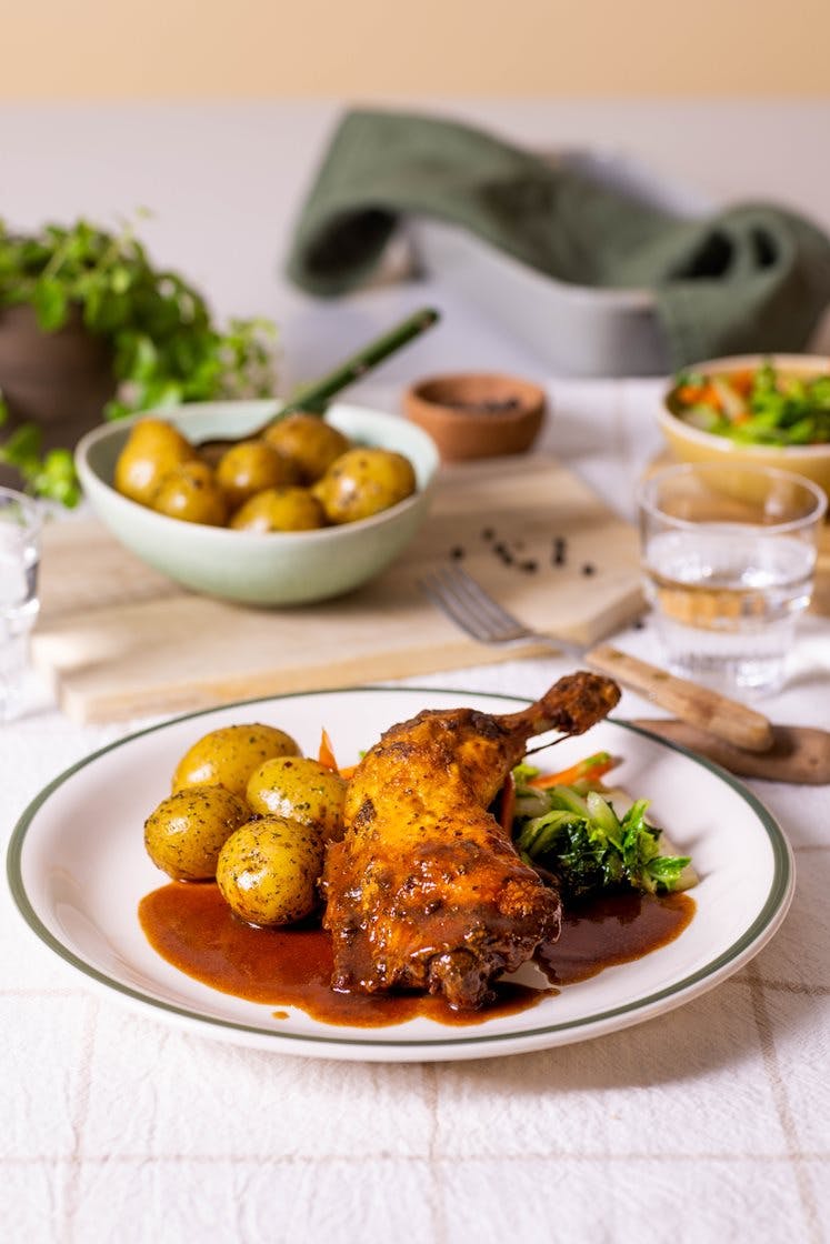 Kyllinglår Provence med krydderpoteter, savoykålblanding og rødvinssaus 