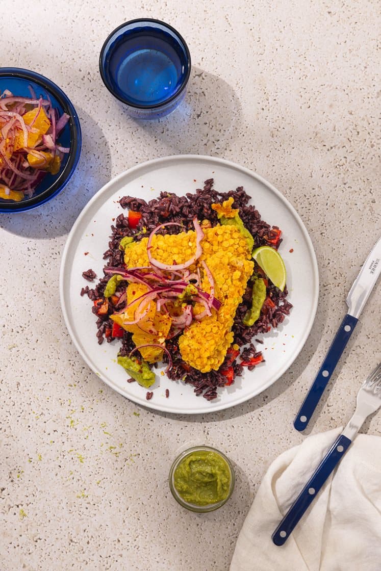 Sprøbakt seifilet med paprikaris, guacamole og spicy appelsin- og rødløksalat