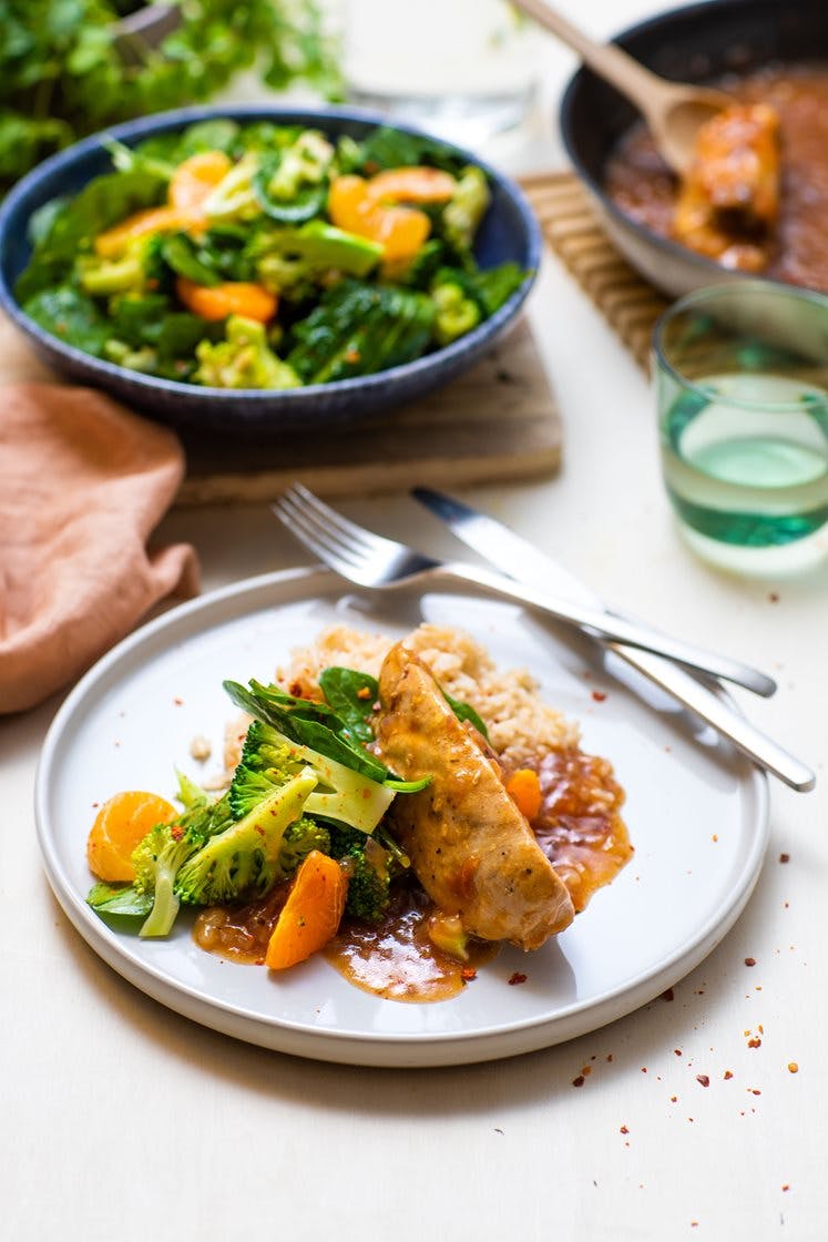 Pannestekt kyllingfilet med brokkolisalat, fullkornsris og soya- og ingefærsaus