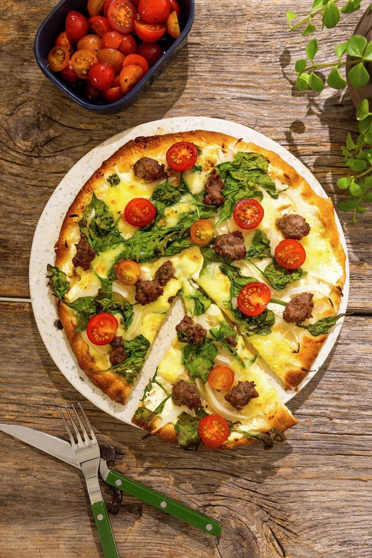 Pizza med salsicciaboller, hvit saus, fersk mozzarella og tomat