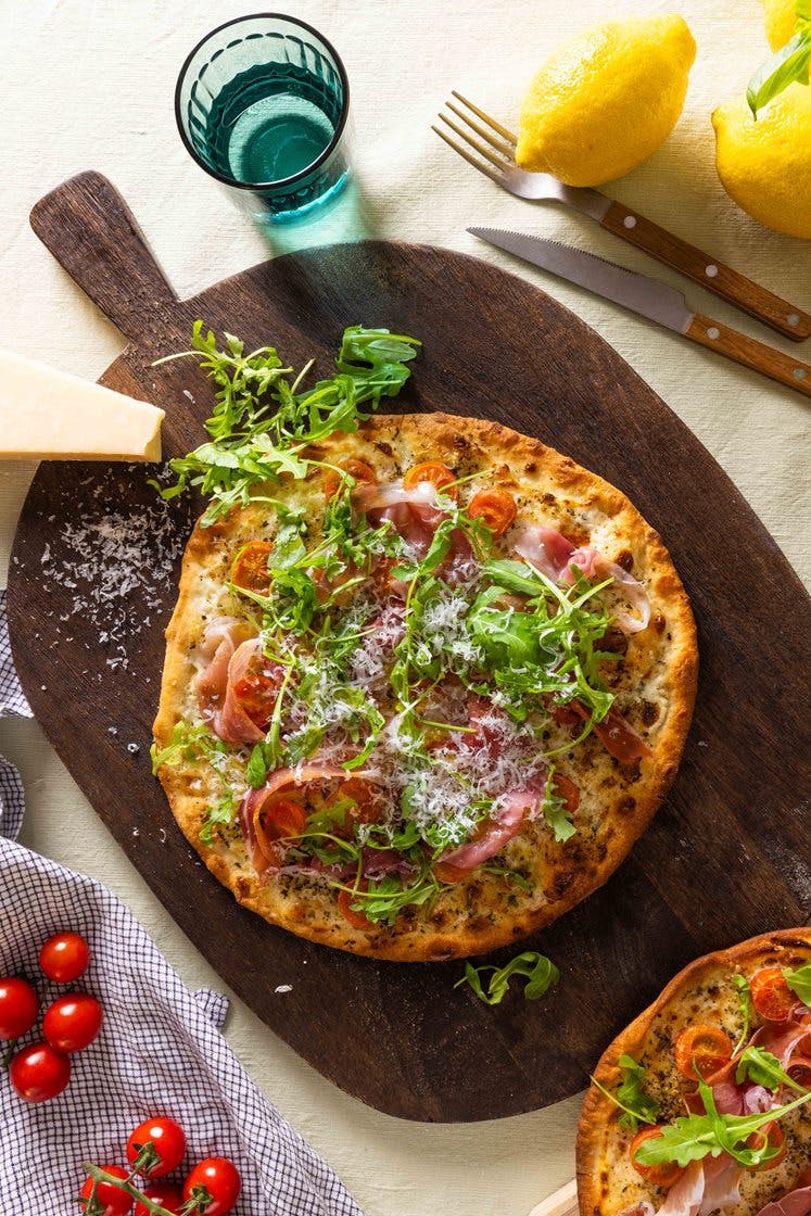 Pizza bianca con prosciutto di Parma, pomodorini dolci